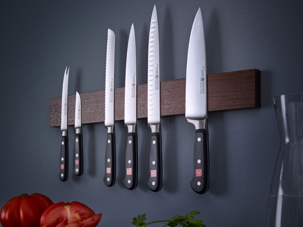 Functional knife storage with magnets